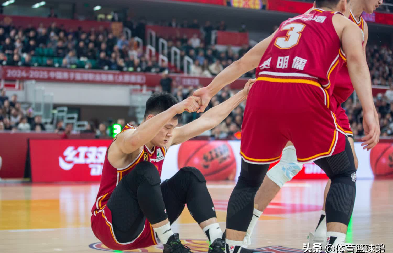 场面激烈：双方攻防对抗让比赛紧张刺激！