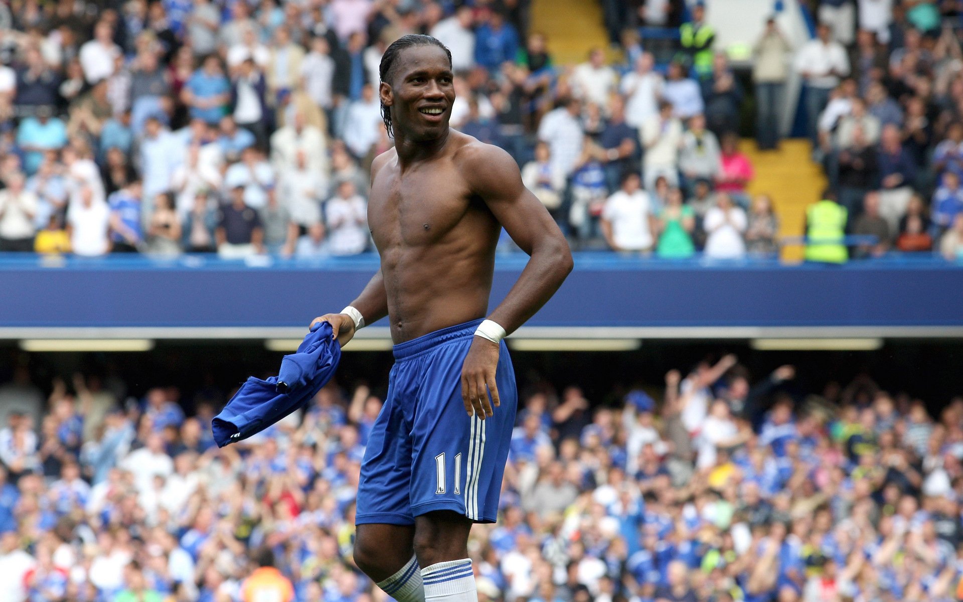 重庆队在激烈对决中夺得胜利,士气高昂,重庆队首发