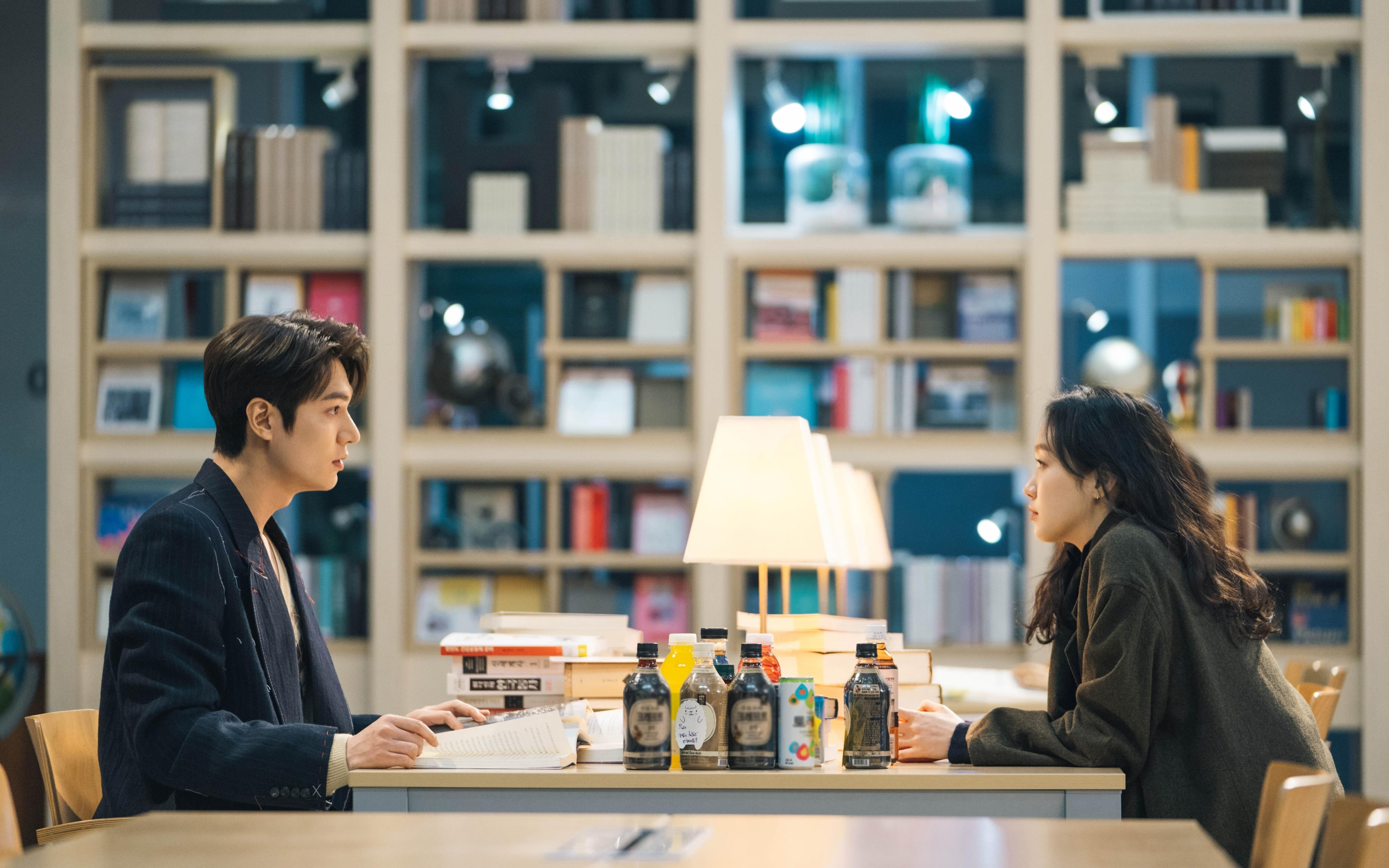 特色足球文化在国际科技展览中亮相，展示体育科技创新实力，足球技术展示